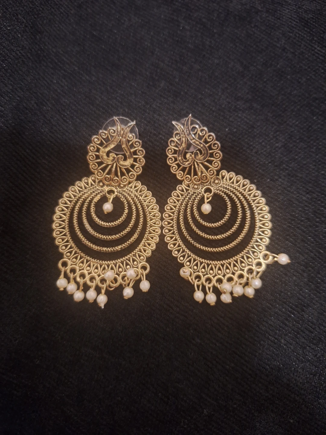 Gold Tone Dangle Earrings with Pearls