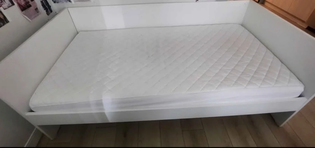 White Daybed
