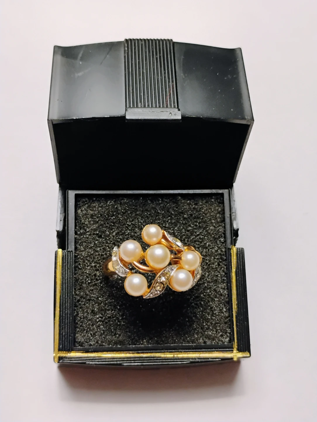 AVON VINTAGE RING (GOLD TONE FAUX PEARL AND RHINESTONE)