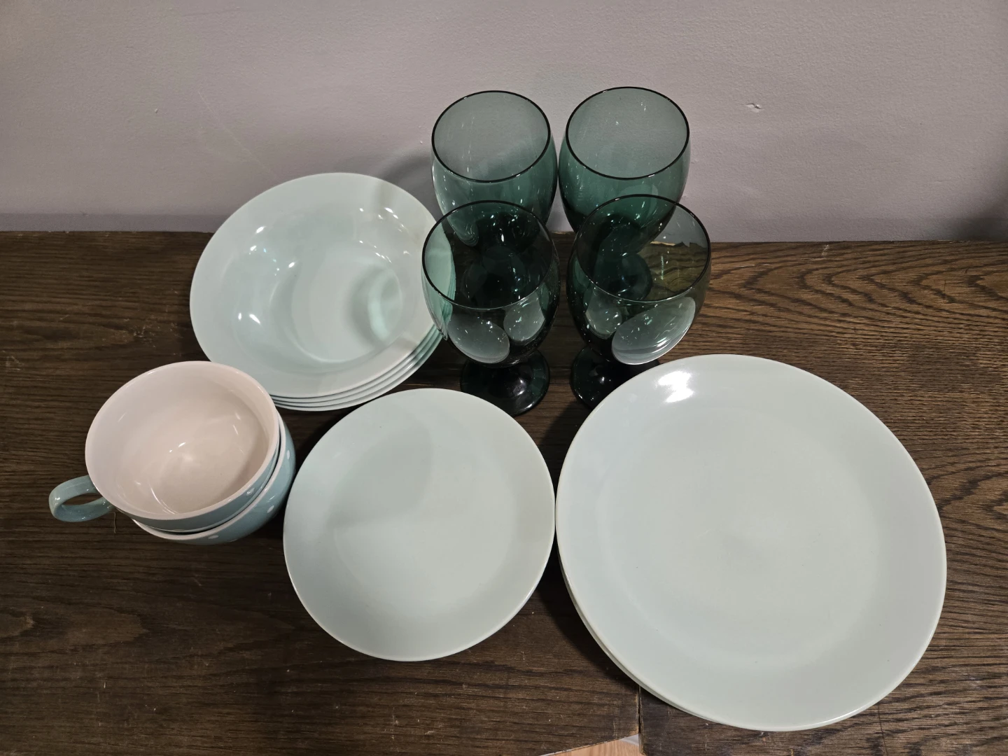 Instagram ready Dinnerware Set with 4  Glasses