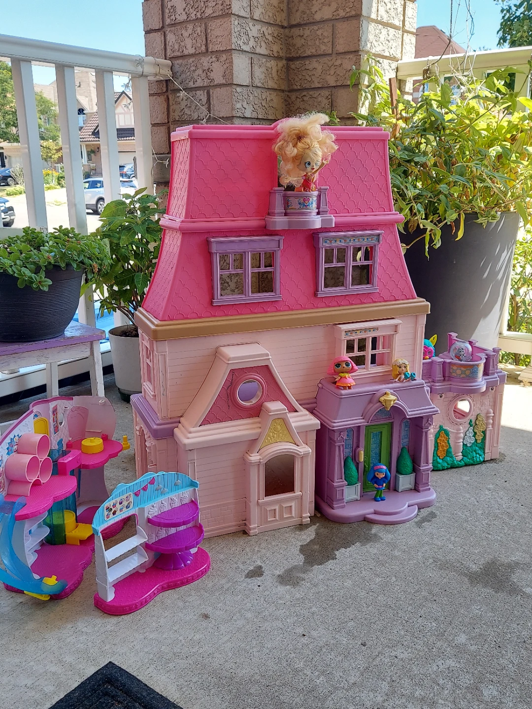 Doll house come with shopkin toys