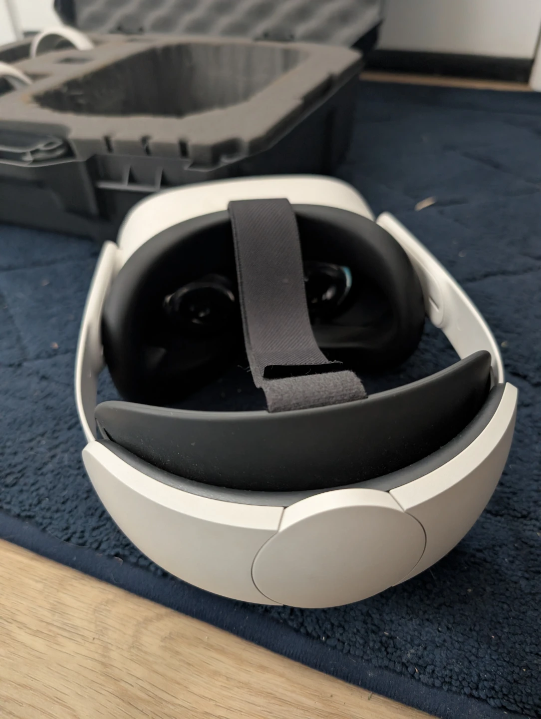 Meta Quest 2 VR Headset with Controllers and Case - photo 5