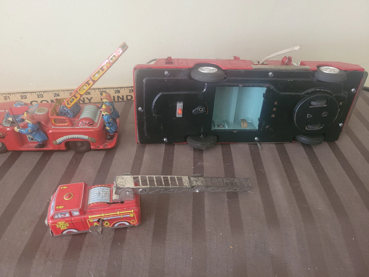 5 Vintage FireTruck Buddy L Tin Litho battery operated Friction - photo 5