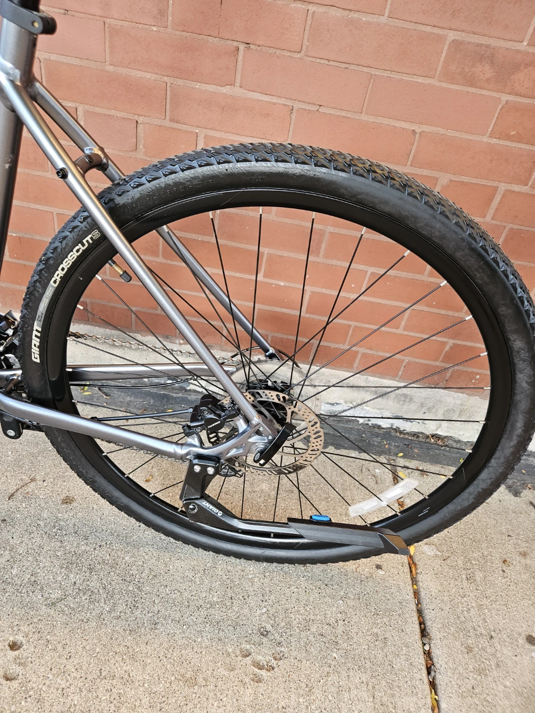 Like new! Giant Roam Hybrid Bike - photo 4