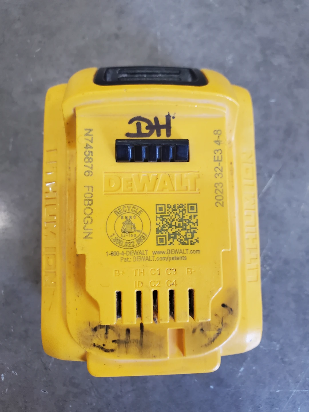 DEWALT 20V MAX XR 5.0 Ah Lithium Ion Battery - photo 2
