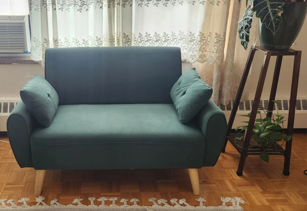 loveseat, 💚💚 dark green, in a great condition