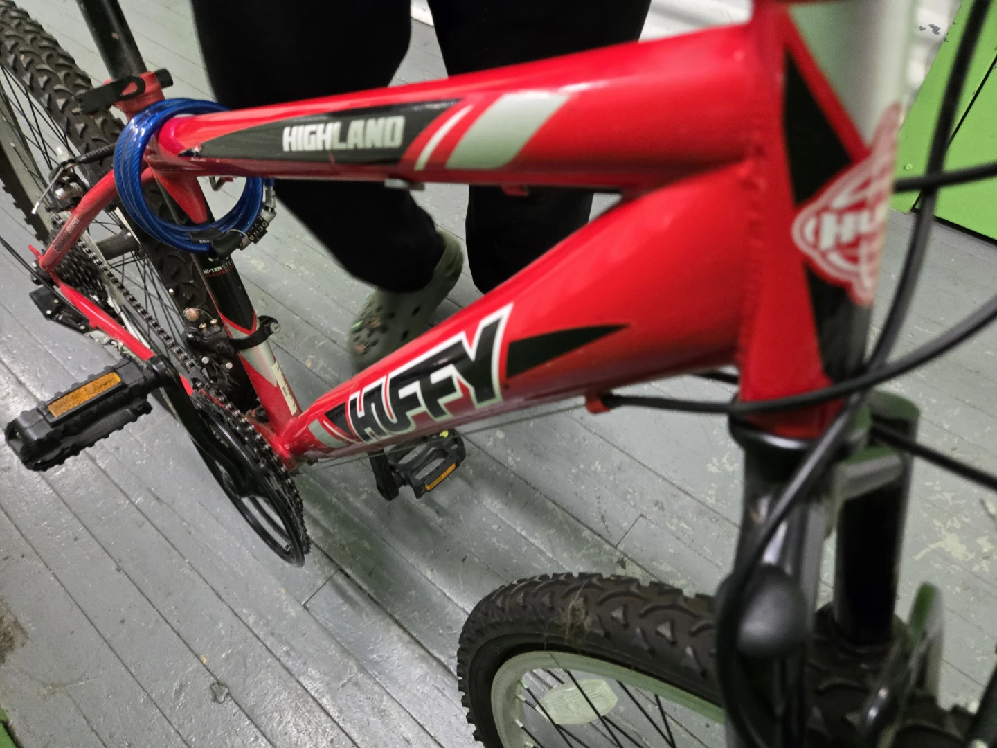 Huffy Highland Red Mountain Bike - 21 Speeds - photo 2
