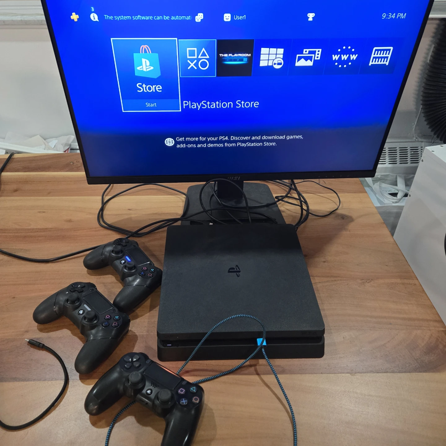 Ps4 slim 500gb. 3 controllers. Playstation console