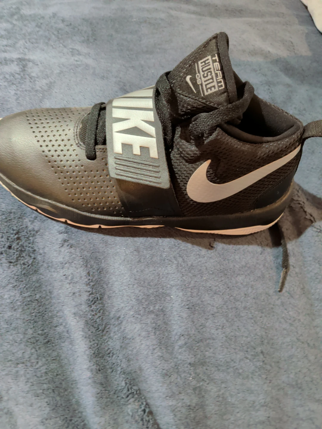 Like new Nike Youth size 6.5, women's 8-8.5, men's 6.5