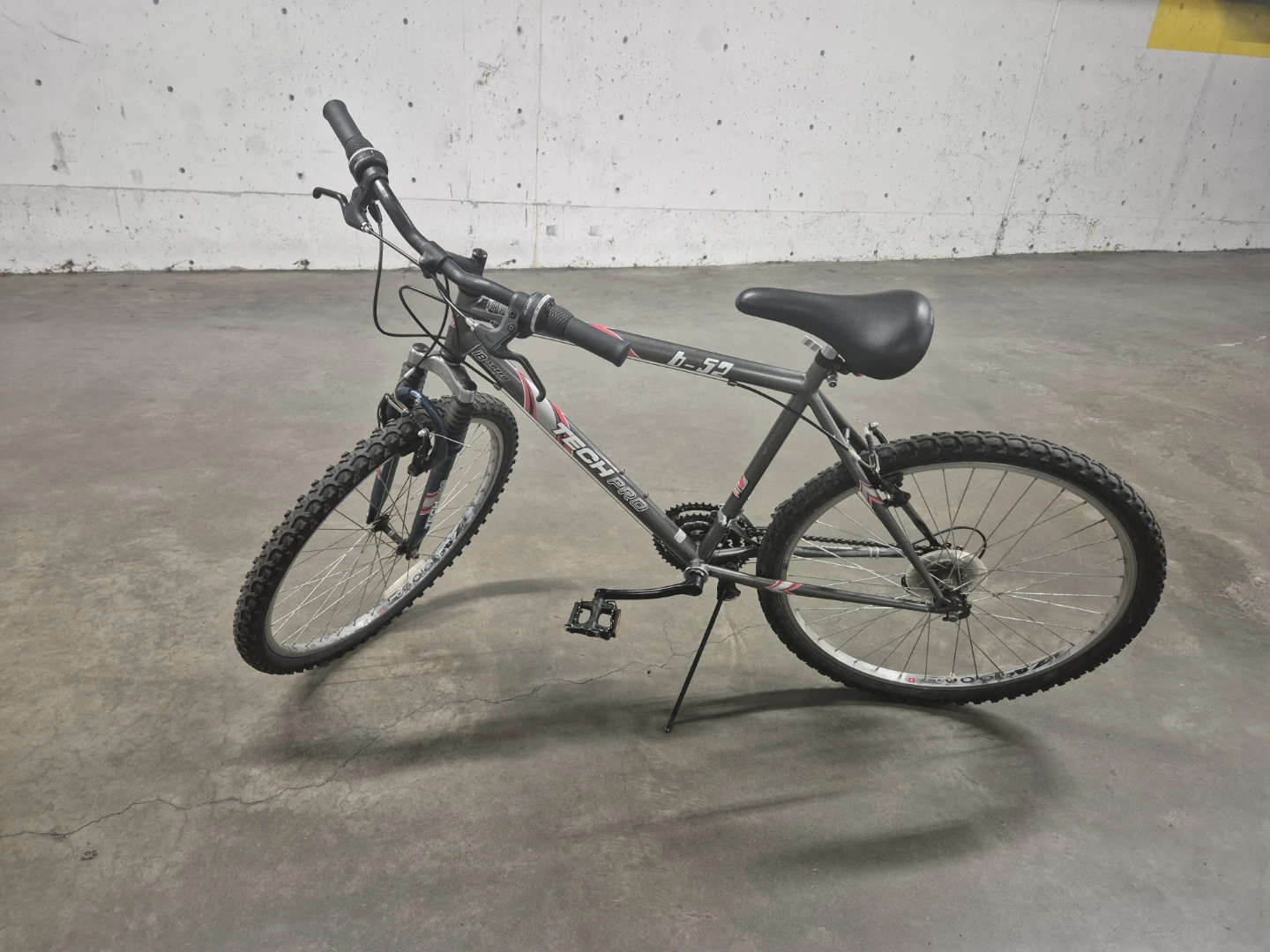 VINTAGE TECH PRO B-52 mountain bike with free included helmet