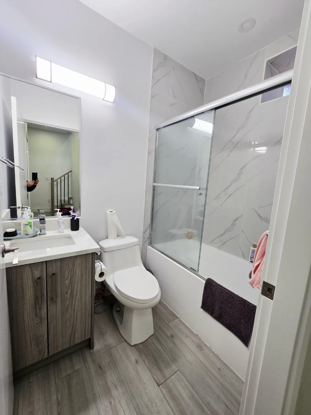 Private bathroom room near Joyce SkyTrain - photo 2