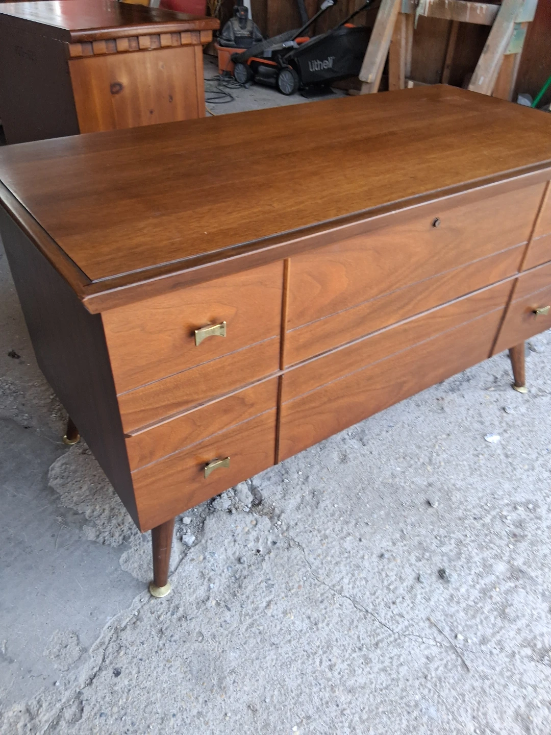 HonDERICK FURNITURE CO. LTD Cedar Chest