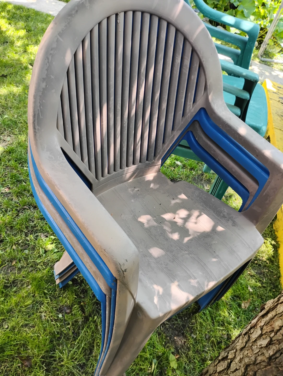 Stackable Plastic and Metal Outdoor Chairs (excellent CONDITION) - photo 3