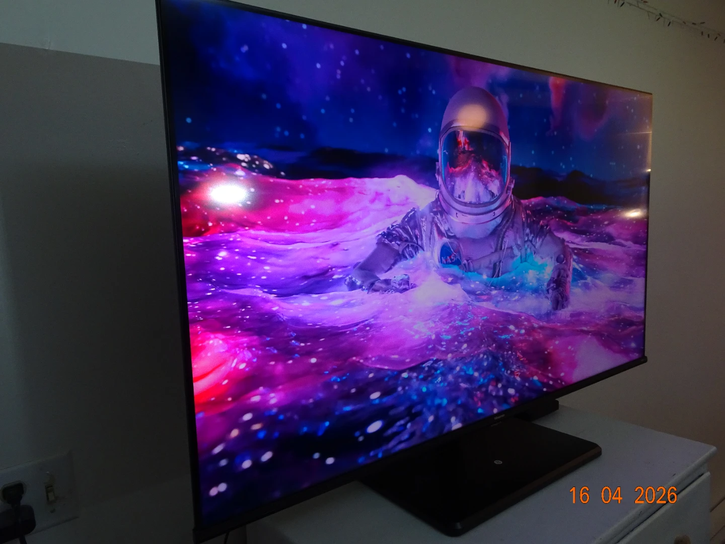 Hisense 50" QLED 4K Smart TV + ONN Adjustable Base - photo 3