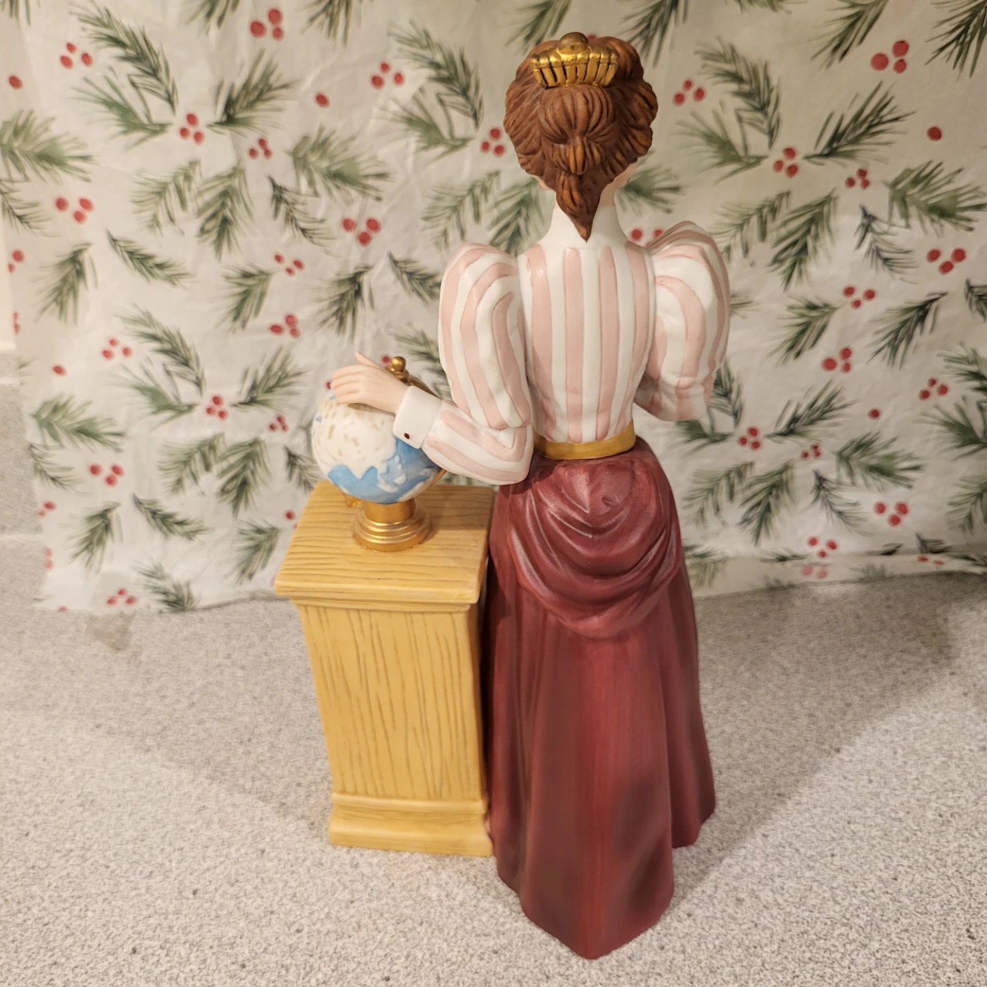 Decorative Figurine with Globe - photo 2