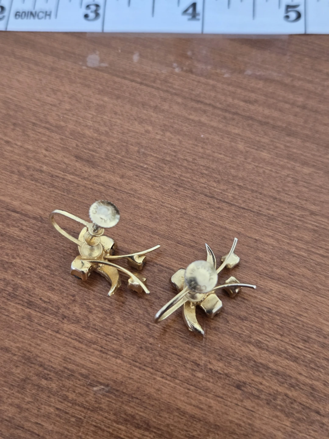 Vintage Gold Tone Flower and Swirl Screw-Back Earrings - photo 3