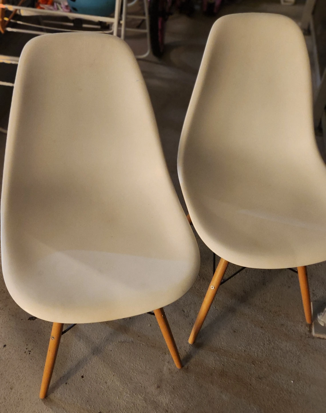 Dinning chair - 2 White chairs