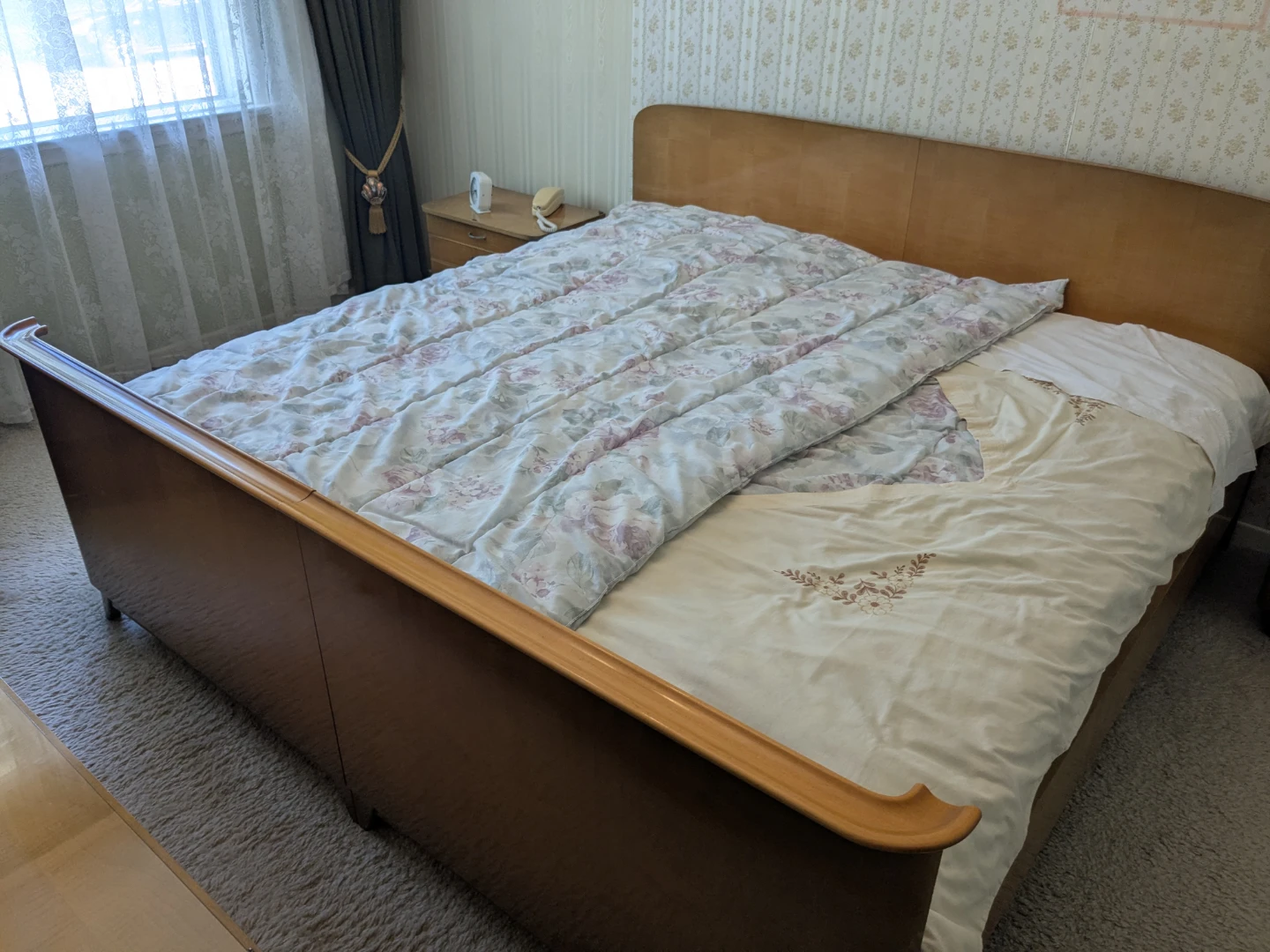 Wood King size bed frame - photo 4