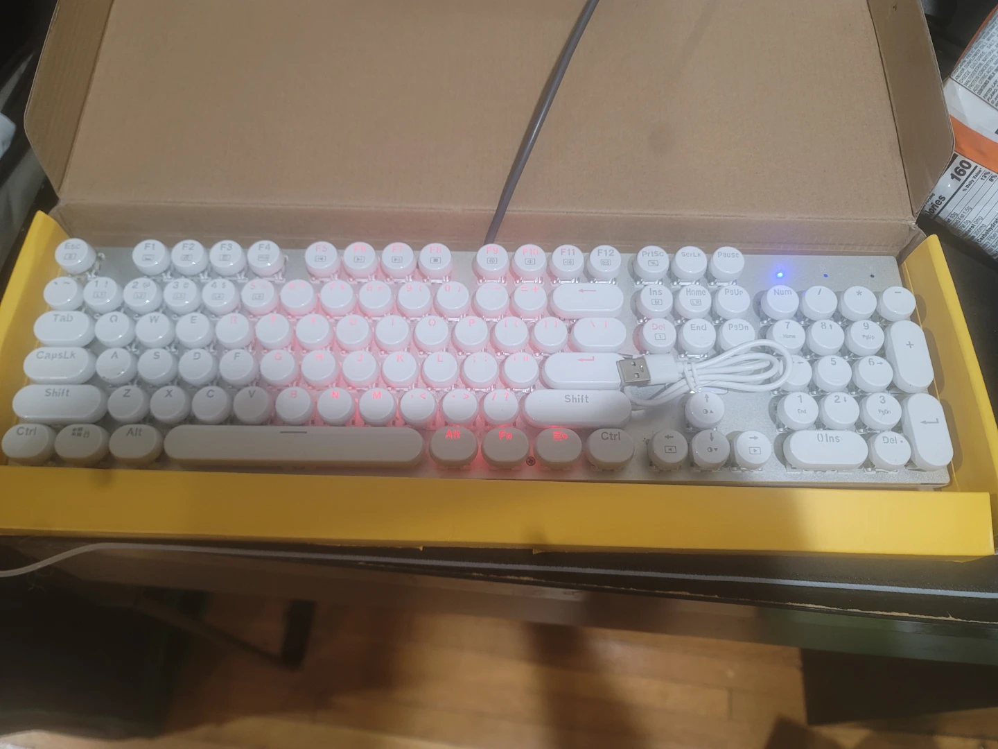 Retro Style White Wired Keyboard with USB - photo 2