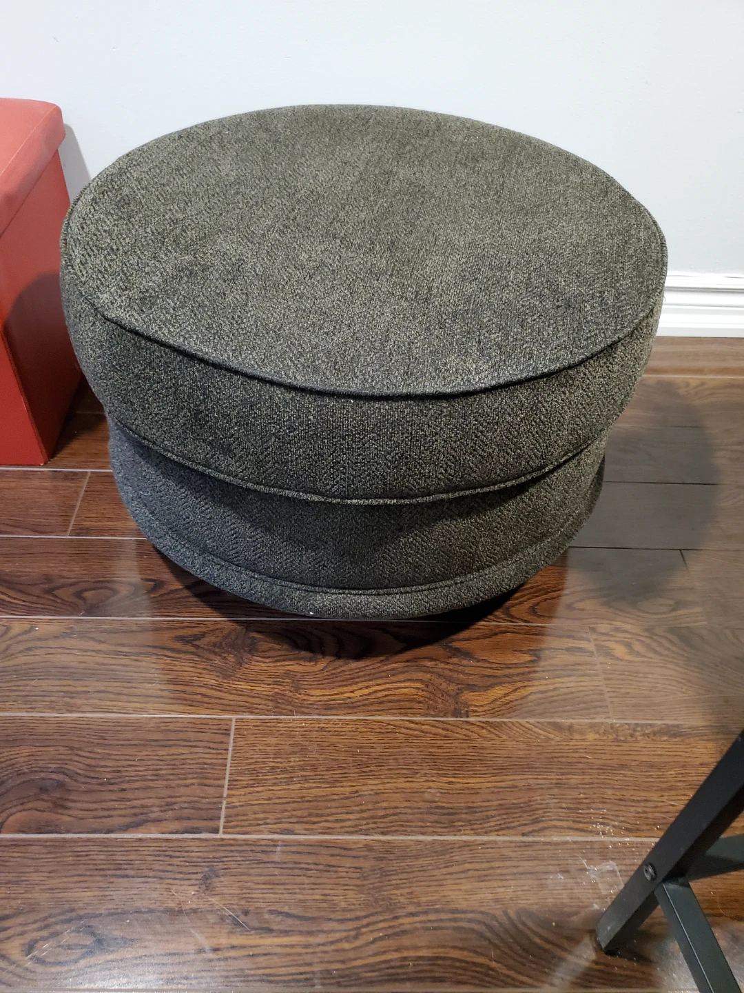 Round Ottoman with feet
