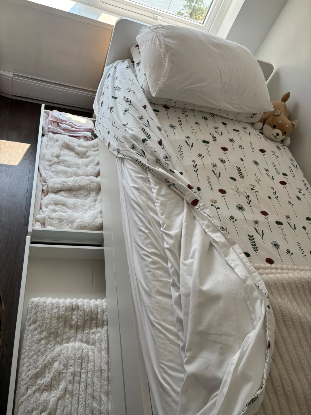 Twin size bed frame with drawers and pull-out bed - photo 4