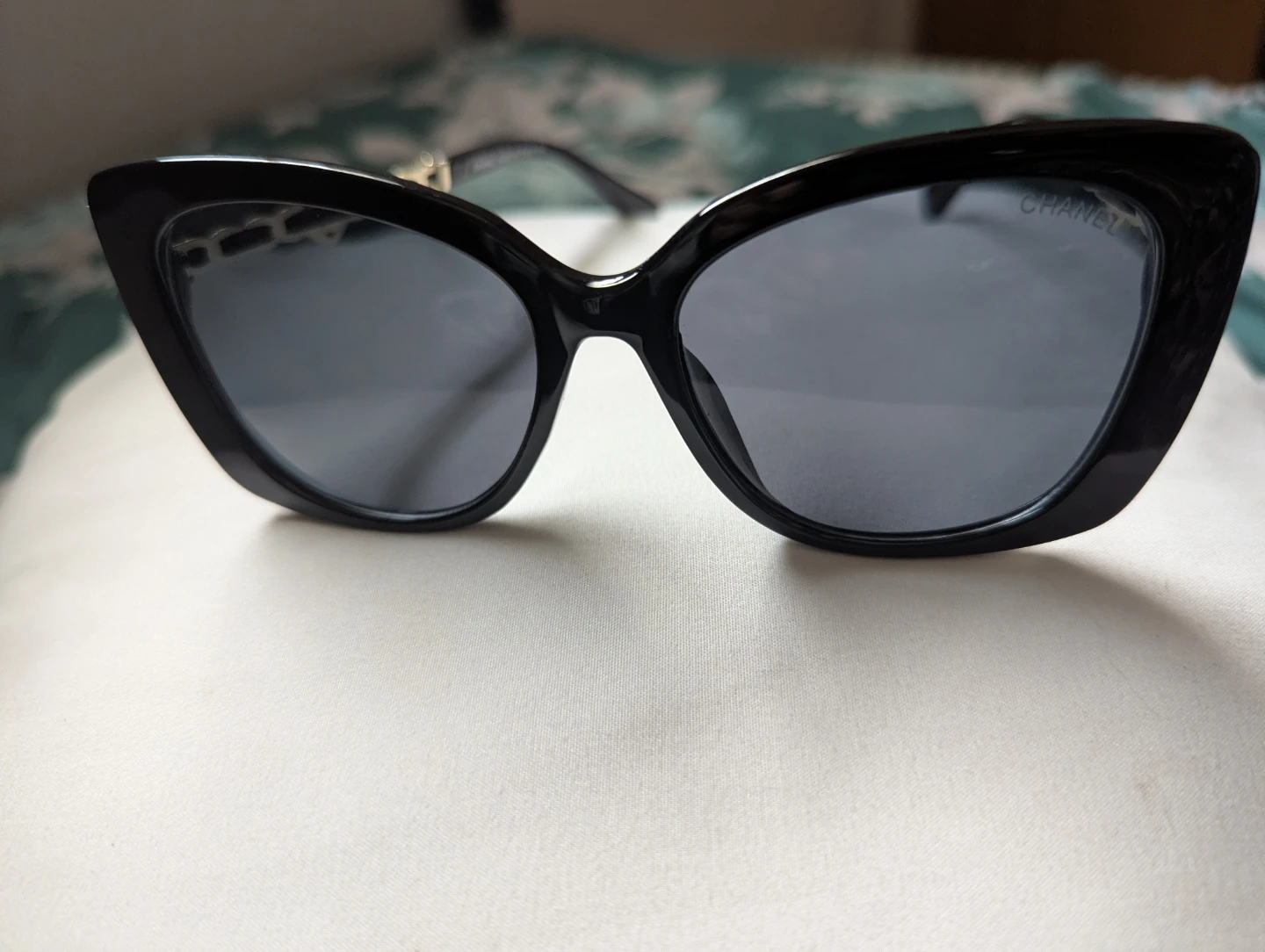 CHANEL Black Cat-Eye Sunglasses with Gold Chain Detail - photo 3