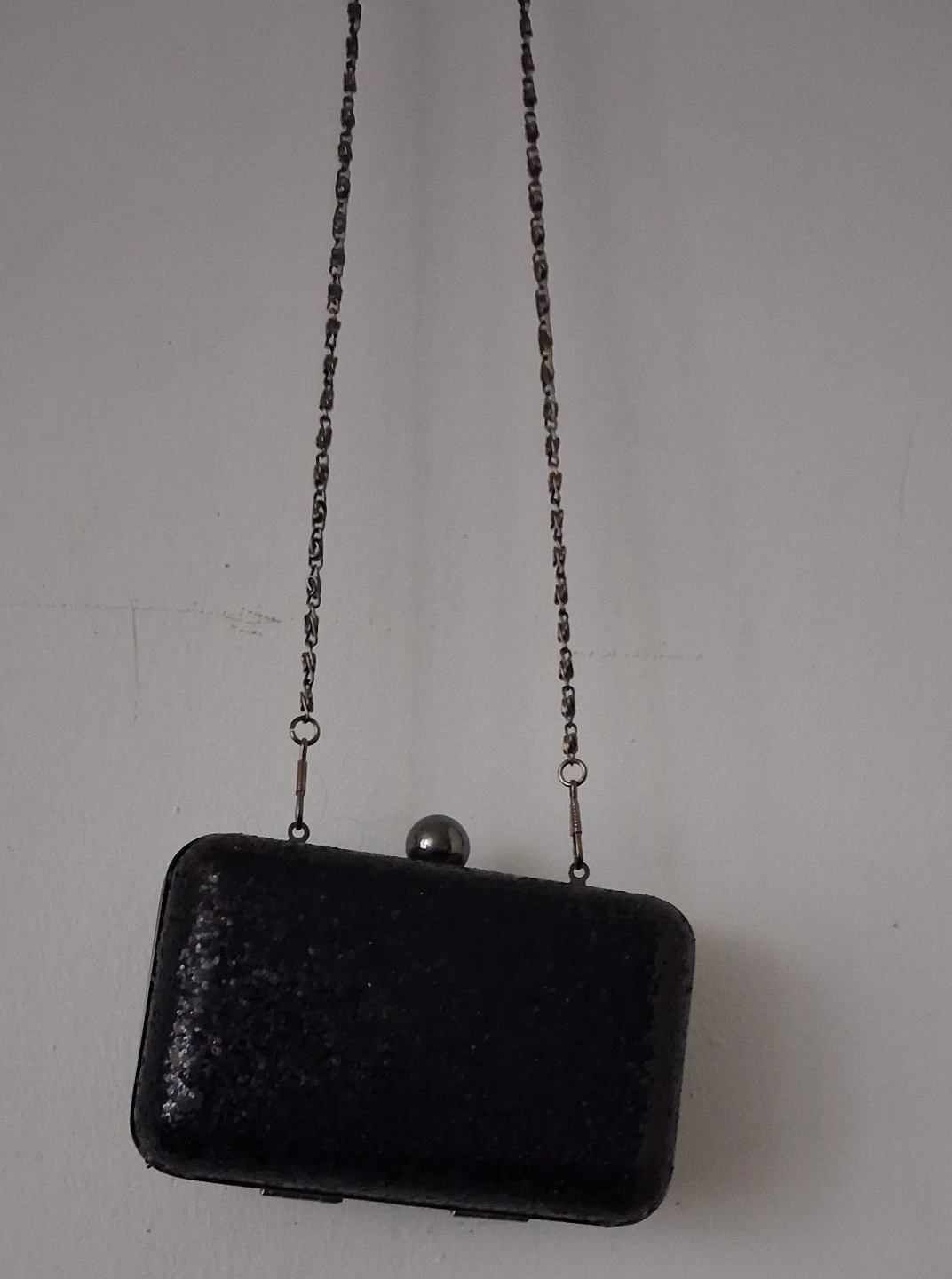 Black sequined clutch with chain strap - photo 5