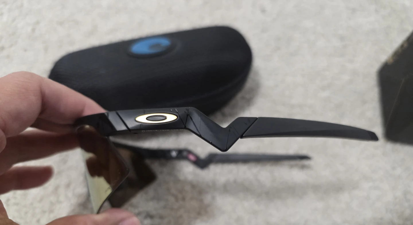 Oakley Sunglasses with Case - photo 5