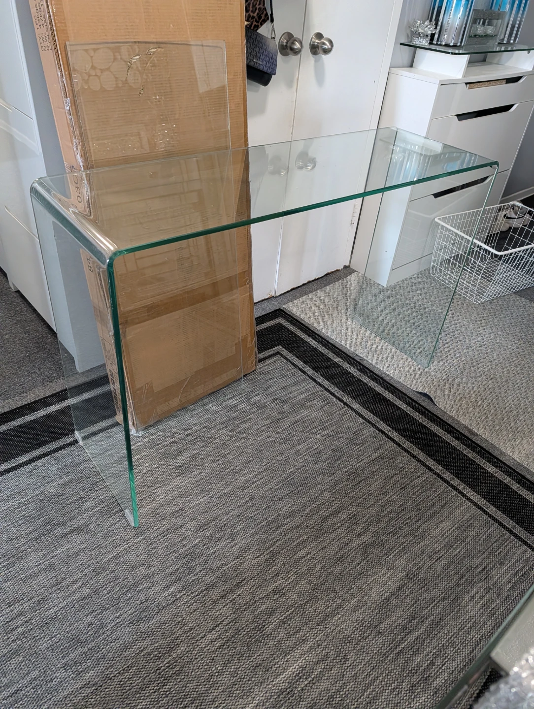 Curved Glass Console Table - photo 5