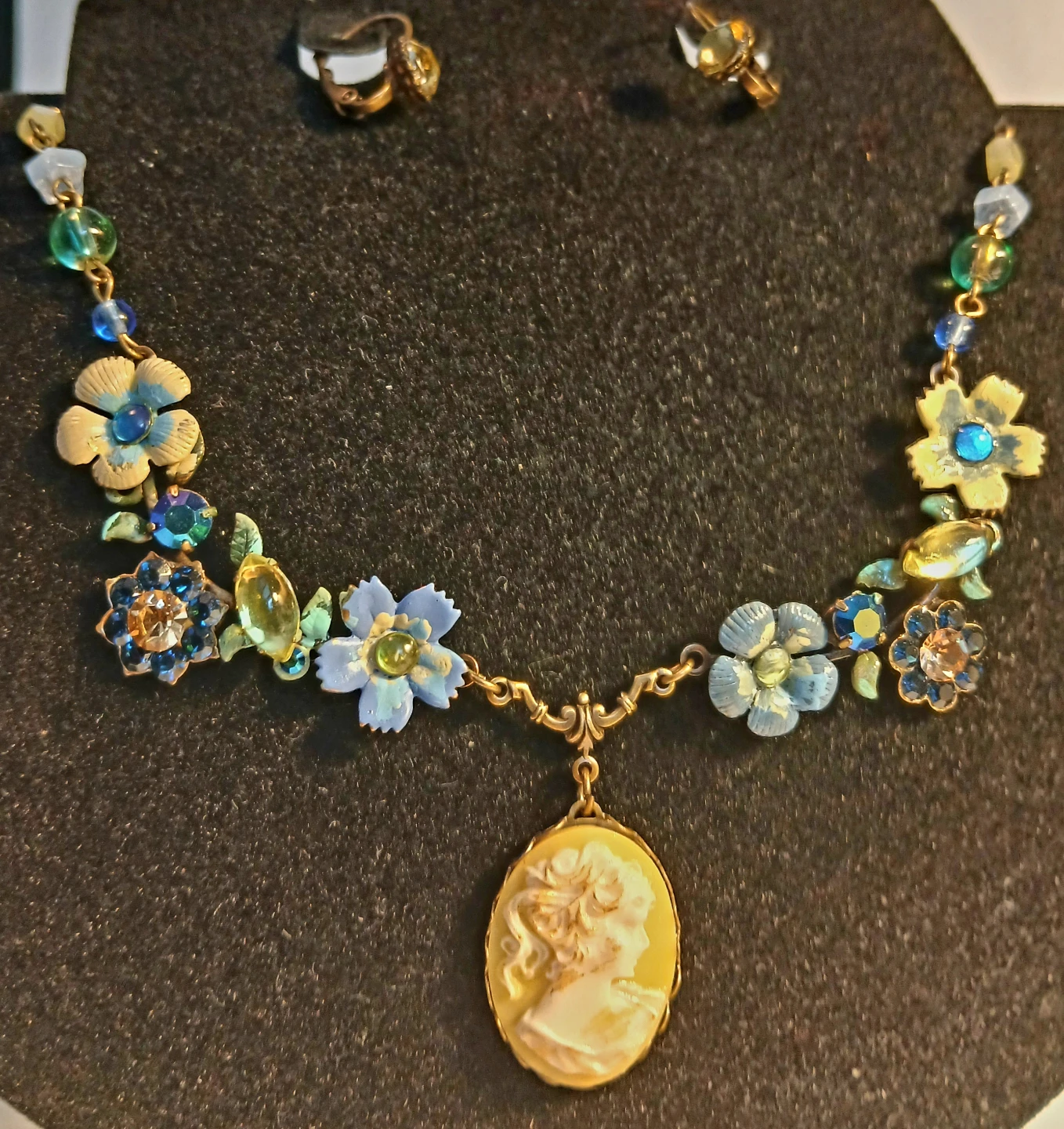 Cameo Necklace and Earring Set