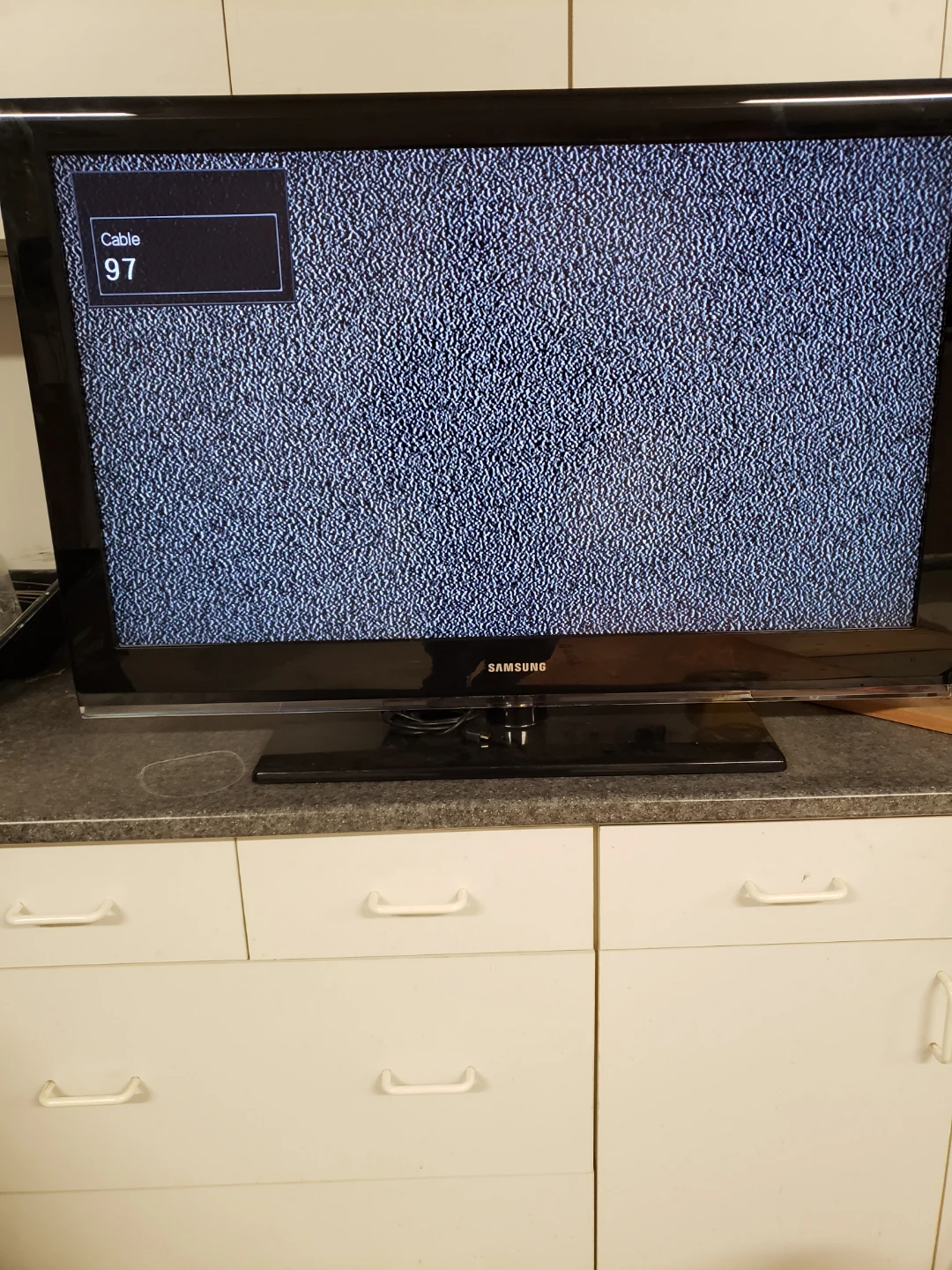 Samsung Television with Remote 39 inch - photo 2