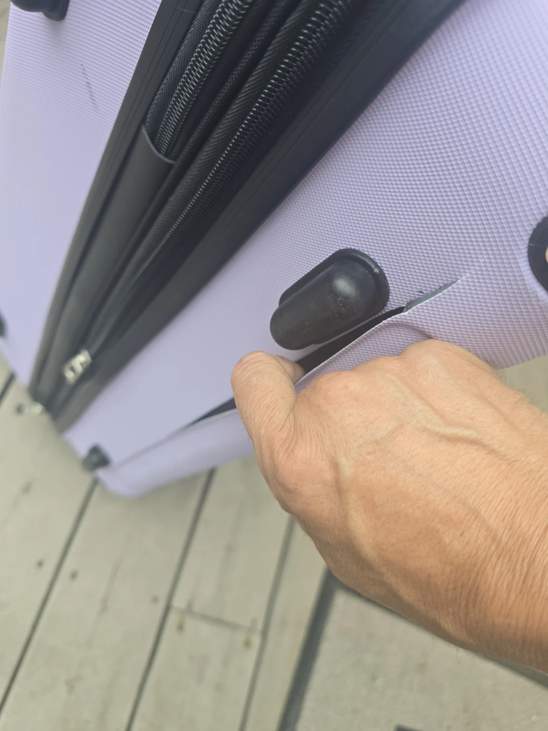 Lavender hard-shell suitcase - photo 3