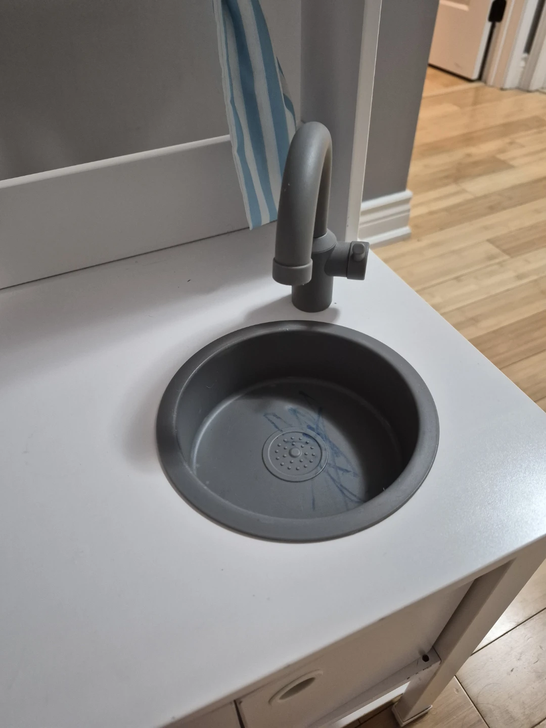 White Play Kitchen with Sink and Stove - photo 5
