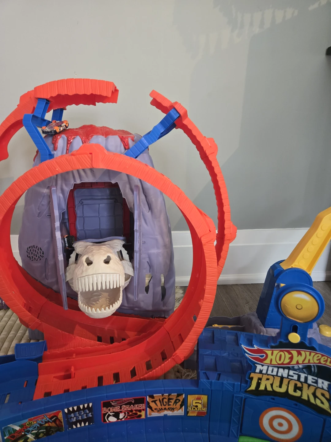Hot Wheels Monster Trucks Volcano Arena Playset - photo 2