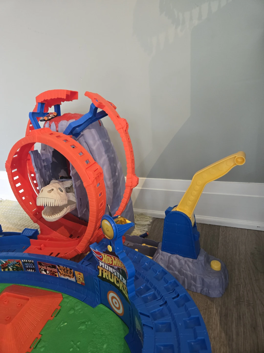 Hot Wheels Monster Trucks Volcano Arena Playset - photo 3