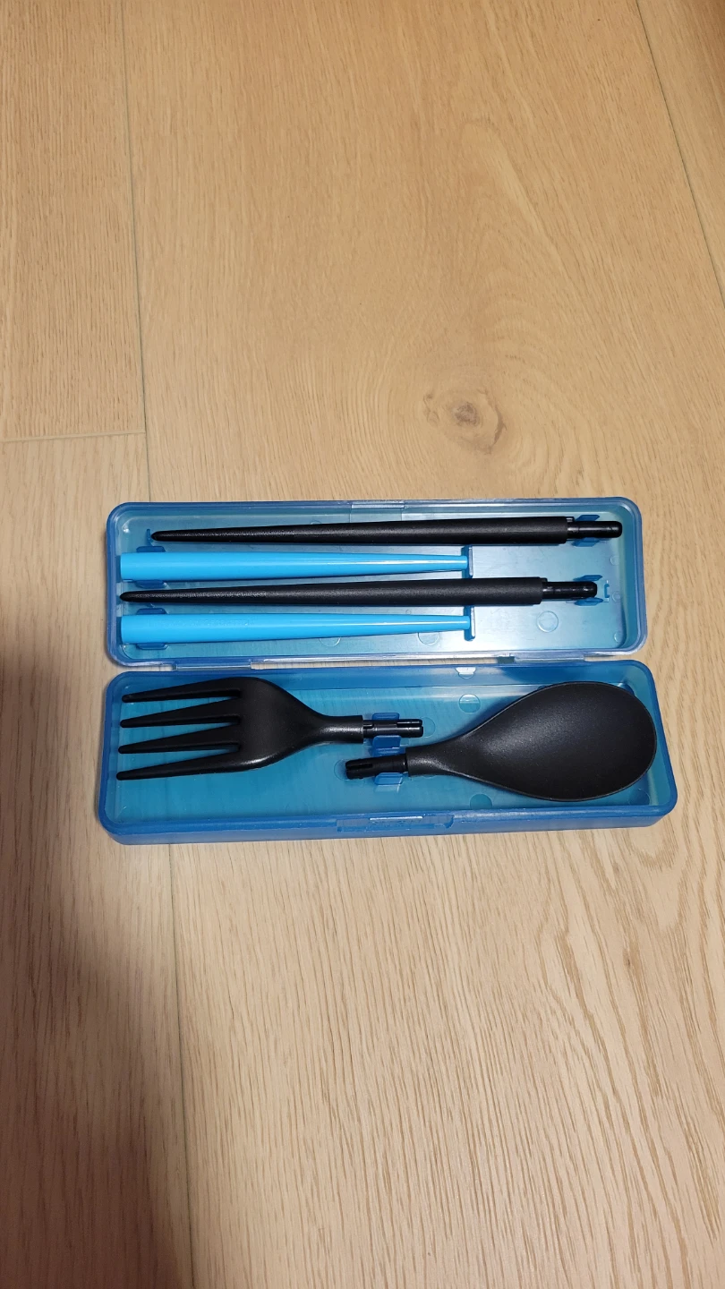 UNITED COLORS of BENETTON. Cutlery Set with Case - photo 2
