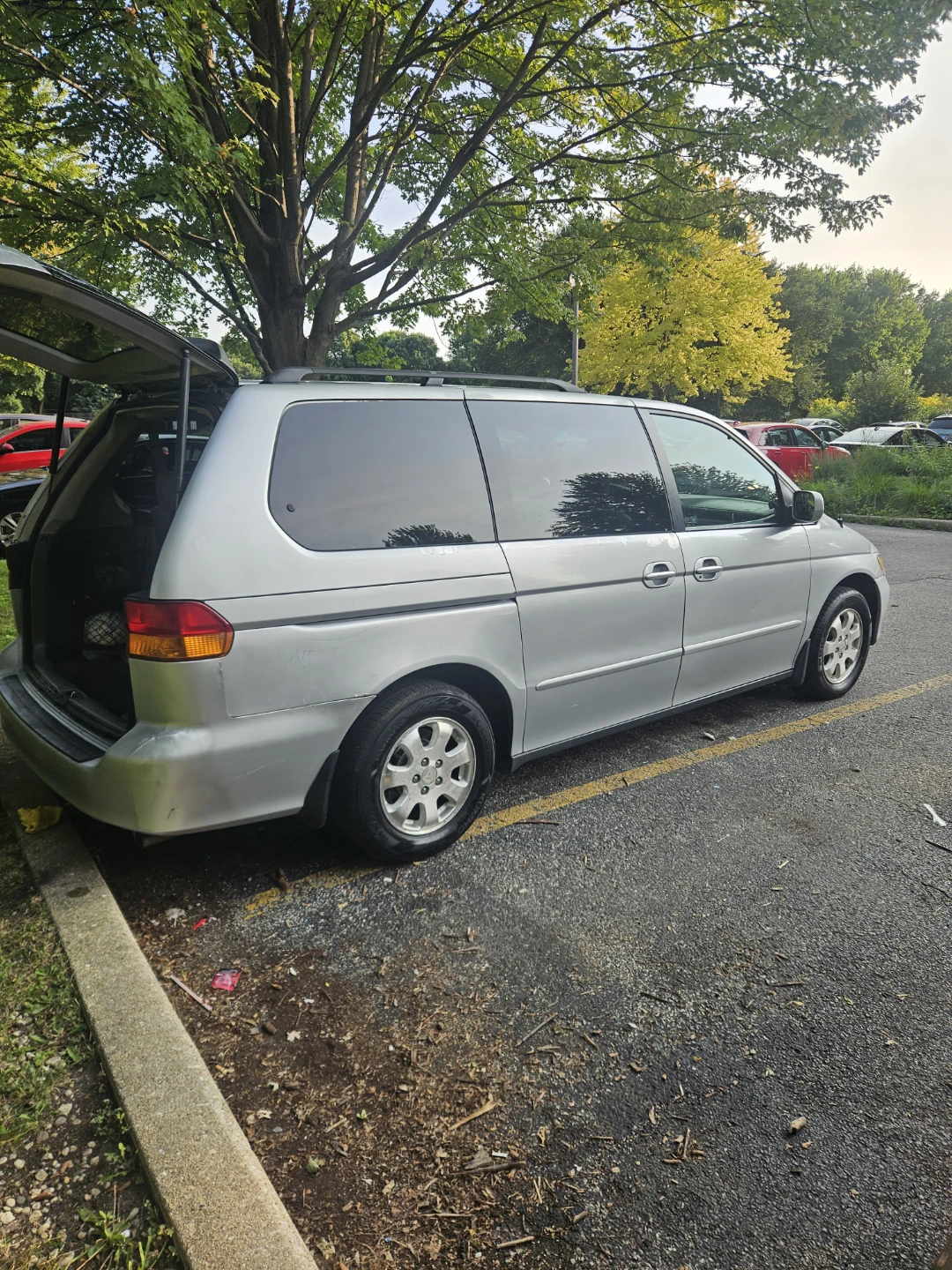 Silver Honda Odyssey Minivan - photo 2