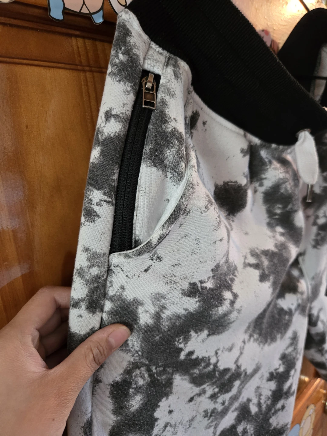 Y2K Black & White Tie-Dye Sweat Shorts w/ Zipper Pockets - photo 3