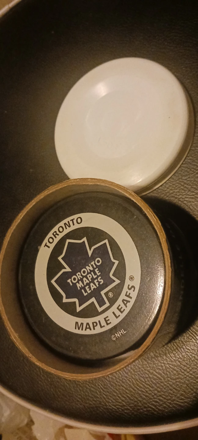 NHL Official Game Puck Toronto Maple Leafs