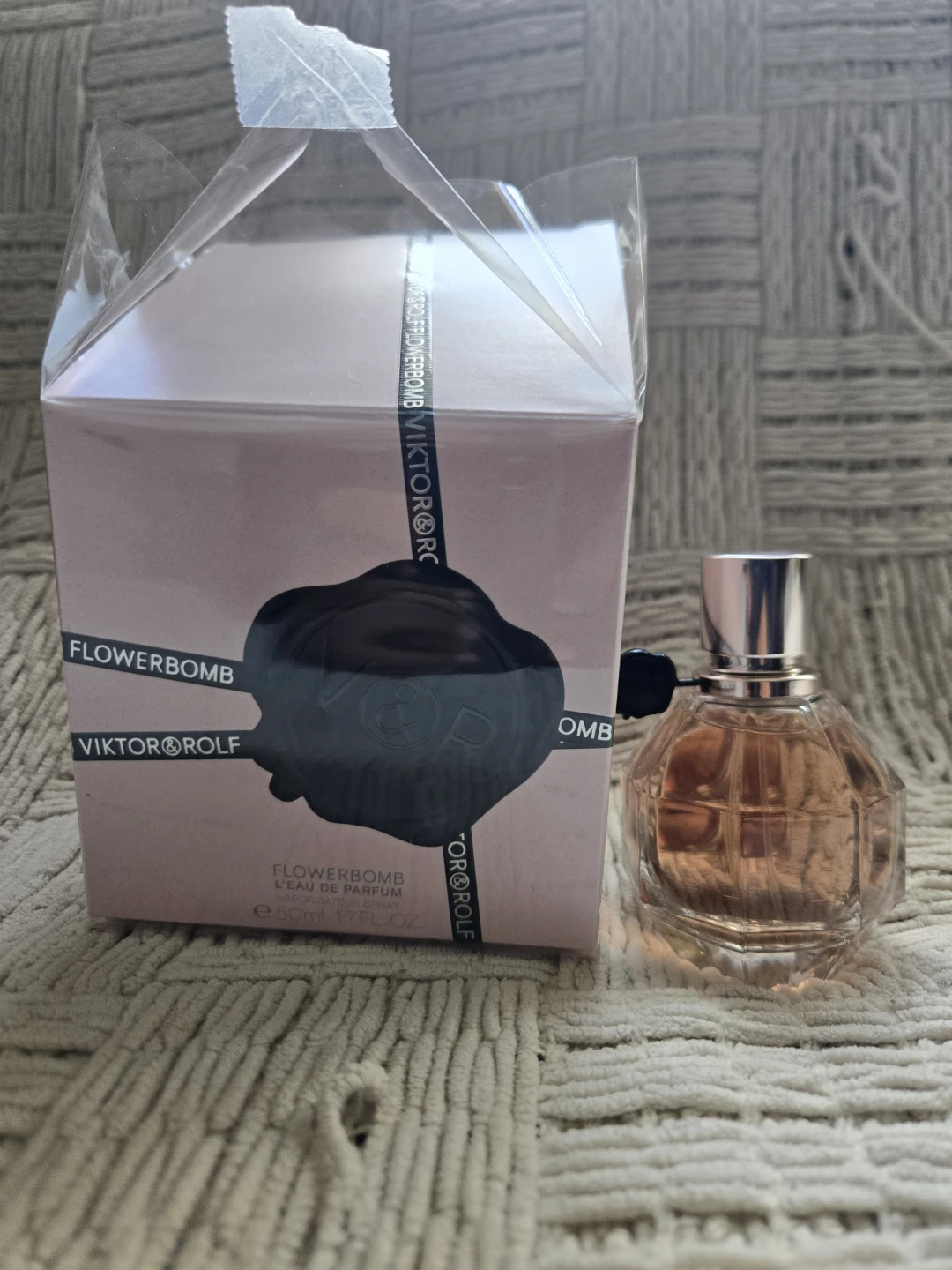 Viktor & Rolf Flowerbomb Eau de Parfum Spray 1.7 oz - photo 2