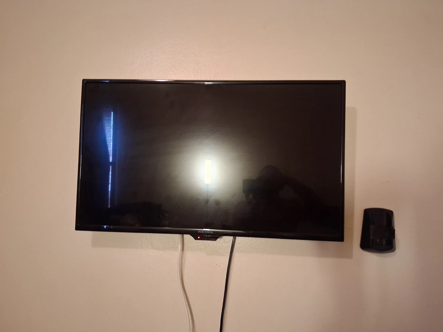 Insignia 40" TV - photo 2