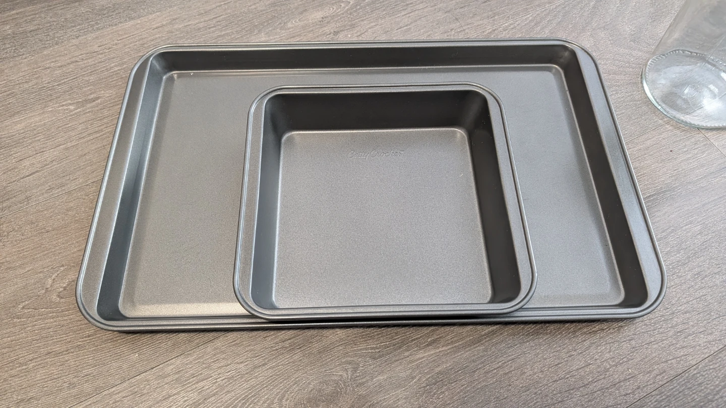 Kitchenware Set: Baking Sheets, Glass Jars & Oven Mitt - photo 2