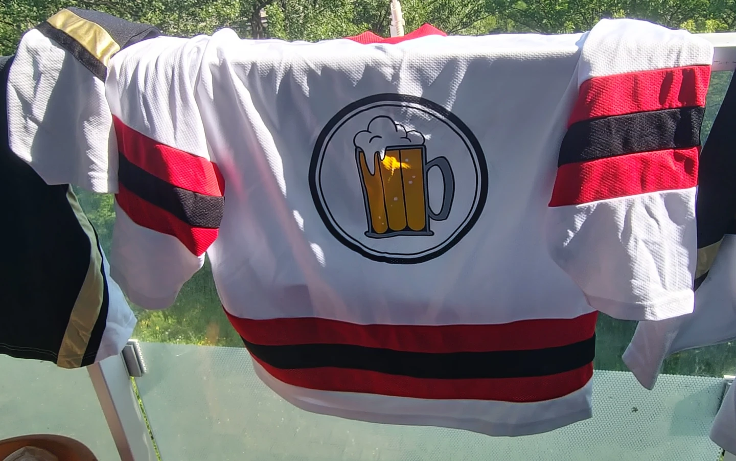 Hockey Jerseys.. 11 white.. 11 black..used 1 time - photo 2