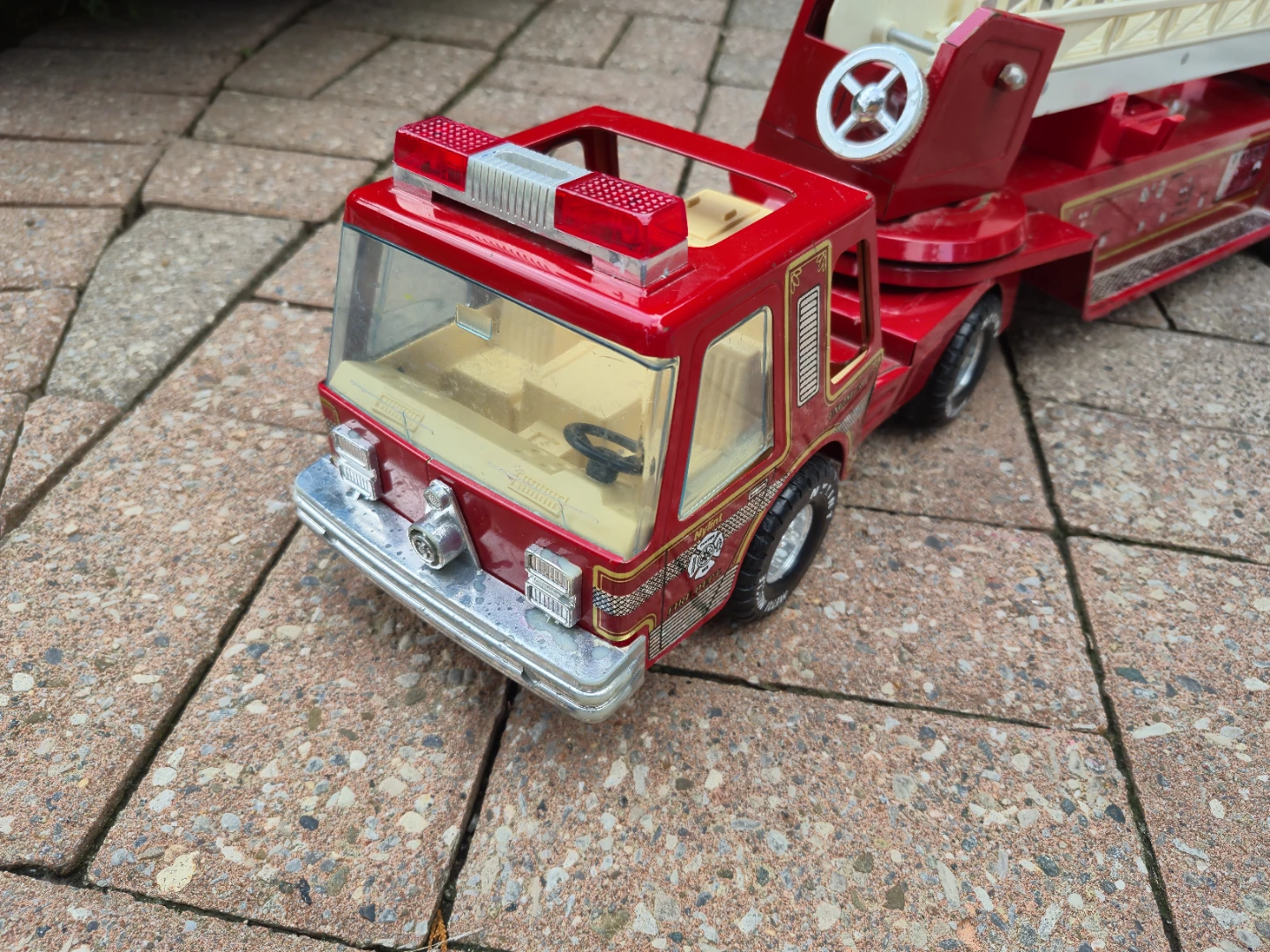 Metal Fire Truck Toy with Ladder - photo 2