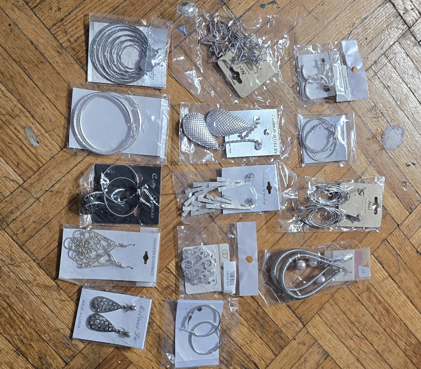 NEW $10 Assorted Fashion Earrings Bundle - photo 3