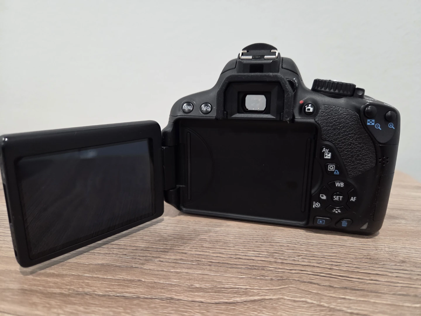 Canon EOS Rebel T4i DSLR Camera with Bag and Strap - photo 4