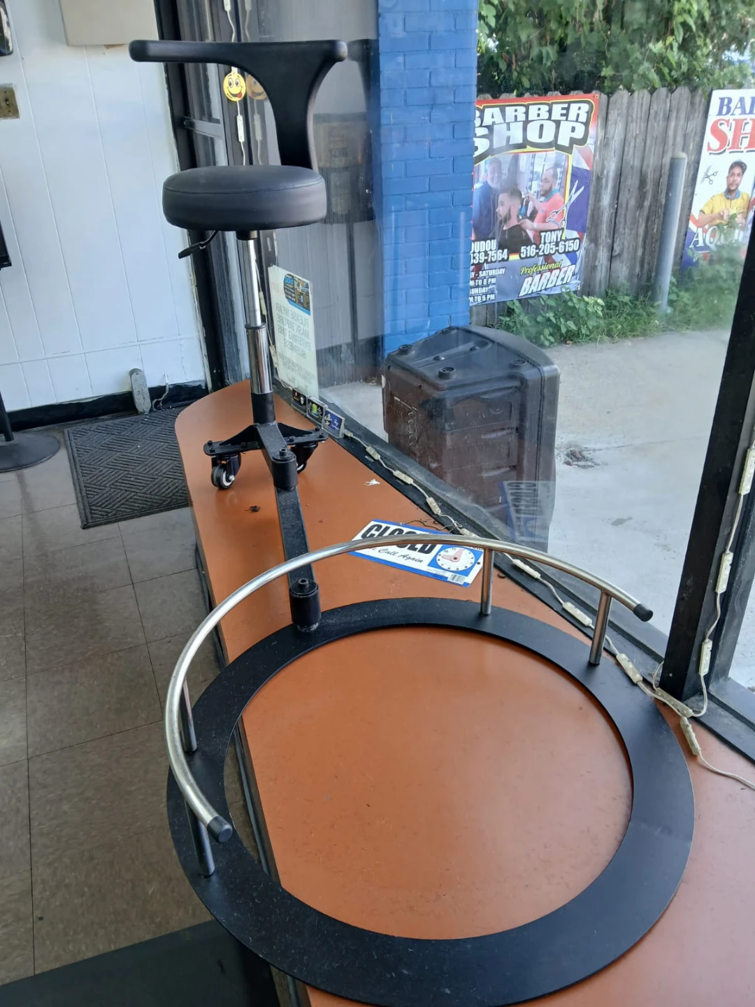 Barber stool with circular foot rest - photo 3