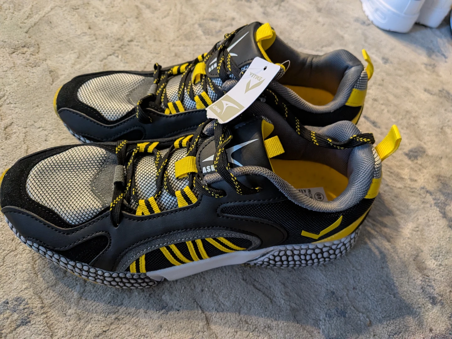ASHION Black and Yellow Athletic Shoes