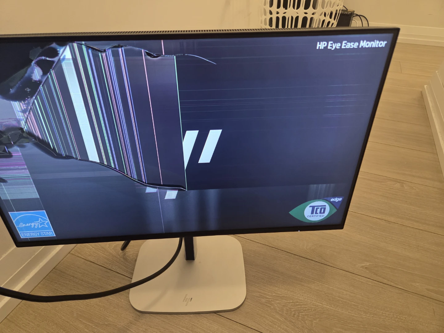 HP Eye Ease Monitor - Damaged Screen