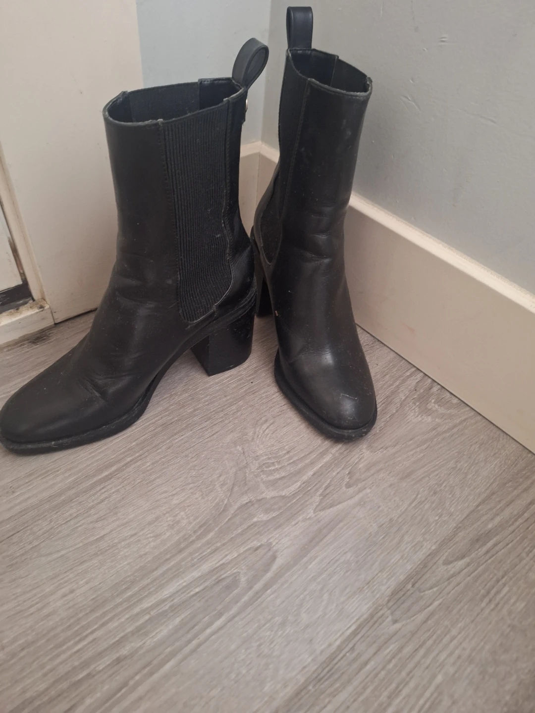 Black Heeled Chelsea Boots - photo 2